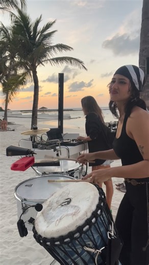 🅒🅗🅡🅘🅢 🅓🅐🅝🅘🅔🅛🅐 🌺🥁 on Instagram: "Algo más chill hoy! Just relax🧘🏻‍♀️💆🏻‍♀️🫠#music #woman #percussionist #entertainment #liveshow #party #liveshow #maldives #show #cubanos #cubanosporelmundo #cubanosconflow #cubanartist #musician #maldiveslovers #maldivesshow #trip"