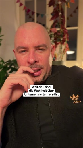 Du siehst auf Social Media nur die geilen Seiten vom Unternehmertum? 🤯 Rolex, Überfluss, Entspannung pur? Ganz ehrlich, das ist Bullshit! Heute hatte ich so einen richtig beschissenen Tag, voller Termine, die niemandem Spaß machen. Personalgespräche, Abmahnungen, Trennungen – das ist die harte Realität, die dir keiner zeigt. Das geht mir enorm nahe, aber als Unternehmer hast du die verdammte Verantwortung, Missstände früh zu erkennen und zu handeln. Für dein Team und für deine Firma! Und dieser