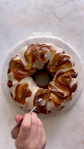 light & fluffy apple cider cake marbled with dulce de leche cake! #cakedecorating #applecider #bundtcake #foodblog #recipe #dulcedeleche