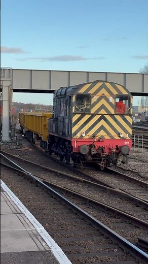 08863 from RSS shunts network rail wagons between Eastleigh Virtual quarry and East yard