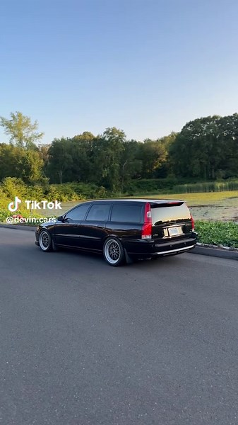 Volvo V70R Review: Performance and Features Unveiled