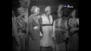 #MovieMonday “El colmillo de Buda,” 1949, is a Mexican flick that supposedly has Buster Keaton in a bit part. The last time we shared this clip, we divided opinions. So let’s divide it again. Do you think the guy far left is Buster? | Buster Keaton