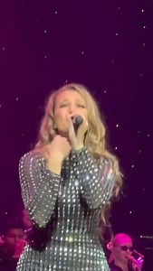 42K views · 787 reactions | A lovely moment caught on stage mid-show. I love looking back at my favourite songs during a performance. It brings many dreams, goals and much gratitude together.  Dankie Renske vir hierdie oomblikke op n mooi aand, wat jy vasgevang het. Min dinge vergelyk met die diepte en vreugde wat jy deel wanneer stories met musiek vertel word  | Nádine | Facebook