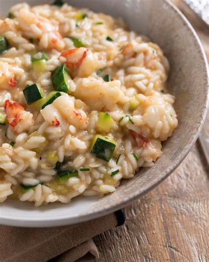 Gamberi zucchine = il risotto perfetto💚🍤 Giovanni Castaldi, Peccato di Gola Trovate il testo ricetta qui 👉 https://ricette.giallozafferano.it/Risotto-gamberi-e-zucchine.html | Giallozafferano