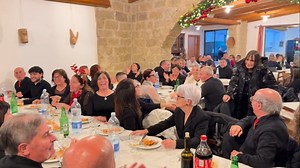 La commozione di @viola.valentino per l’affetto di #Ollolai che nel locale in cui cena la accoglie cantando la sua canzone per lei. #violavalentino #giulianomarongiu #ollolai #sardegna | Giuliano Marongiu