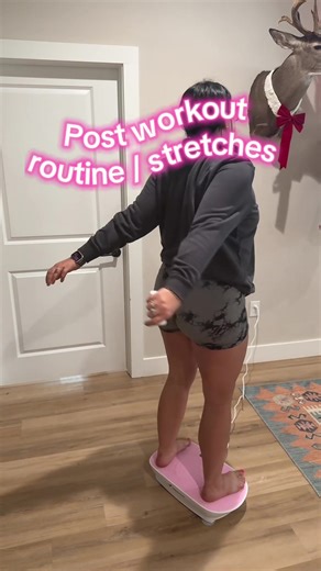 Post workout routine/stretches on vibration plate 💖💪 Level 2 for 10 min daily’s #postworkout #vibrationplate #lymphaticdrainage