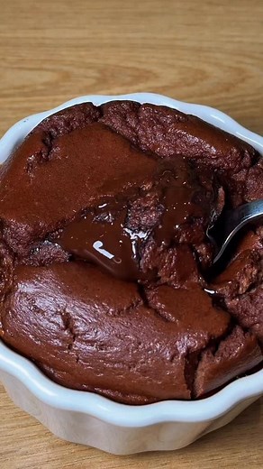 Kristián Mesároš on Instagram: "Jablkové brownie 🍎 NAJLEPŠIE 🥚🥚 PONOŽKY | link v BIO😎 ide zima mali by ste sa pripraviť -1 jablko -1 vajčisko -1PL kakao -25g protein @brainmarket_sk (1 kocka čokošky dovnútra) Všetky suroviny spolu zmiešame, vylejeme do formy a dáme do trúby na 180 stupňov, 27-30min. Na pečenie používam vždy protein od @brainmarket_sk čokoládový. S kódom “KIKO” zľava na cely nákup 🤝"