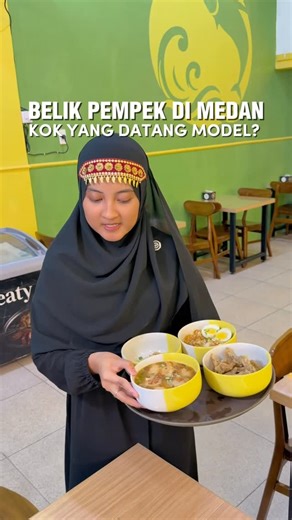 Minboss Kuliner on Instagram: "BELI PEMPEK… KOK YANG DATANG MODEL? 😳 Bukan catwalk, ini langsung masuk mangkok 🤣🔥 Kalo udah ke Pempek Nabil yang awalnya niat makan apa, ujung-ujungnya nambah… dan nambah lagi 🤭 📍 Pempek Nabil Jl. Gunung Krakatau, Medan Pecinta pempek jangan sok kuat… MODEL yang ini bisa bikin kalap 🤣🔥 👀 Disclaimer: Ini bukan review, ini SEPILL! Cocok: Alhamdulillah. Gak cocok: mungkin selera kita beda 🤭 _______________________________ Pasukan Engkol! Gasskan teross! Foll