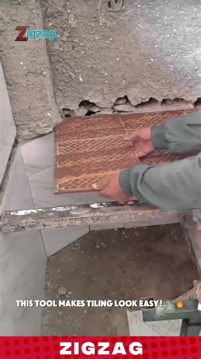 Heavy-Duty Tile Lifting Tool for Precise Alignment and Floor Installation in Tight Construction