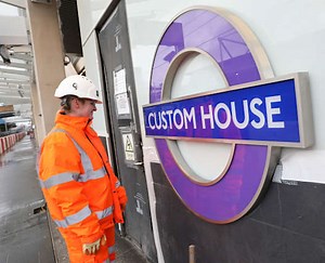 New Elizabeth line roundels installed