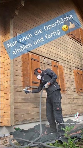 Holzhaus entlacken und alte Lasur entfernen mit dem Sandstrahlen