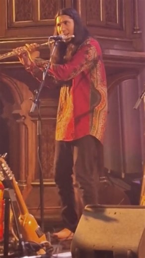 Erlebe Curawaka – Roots & Horizons live im Volkshaus Zürich am Freitag, 17. Oktober 2025. Ein Konzertabend, der traditionelle indigene Klänge, lateinamerikanische Folkmusik und klare skandinavische Melodien vereint. - Die Gruppe – bestehend aus norwegischen, argentinischen und mexikanischen Musikern – holt ihre Inspiration aus Begegnungen mit Natur und indigener Weisheit. - Mehrstimmiger Gesang, Flöten, Charangos, Percussion und Gitarren verweben sich zu kraftvollen Klanglandschaften, die an den