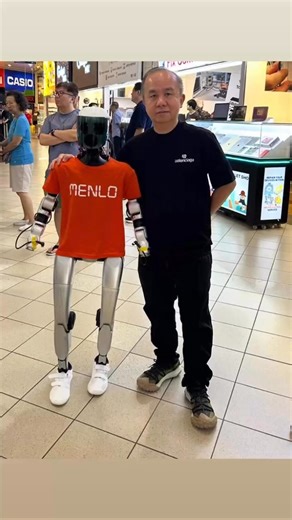 My best friend AI Robot Menlo busy entertaining his followers | Sim Lim Square