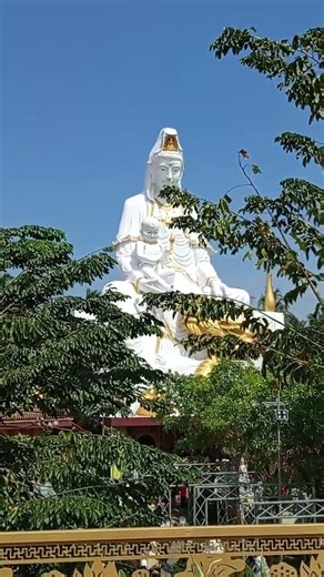 The Goddess of Mercy of the South Sea in Tien Giang is very beautiful and sacred.