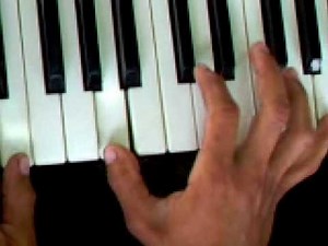 little latin style piano tutorial (2nd part) for the right hand