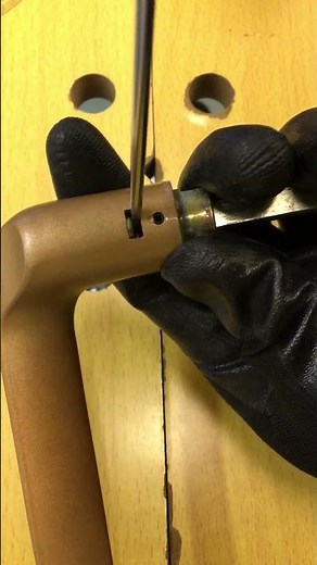長沢レバーハンドル錠のレバーの取り外し方！【鍵屋】【鍵の仕組み】 #鍵 #locksmith #shorts