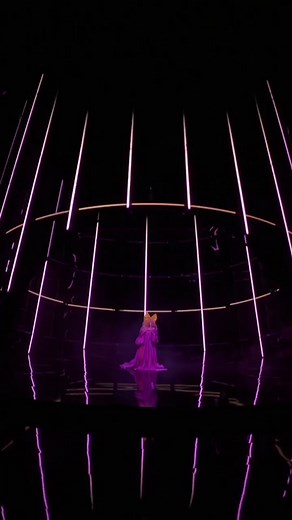 Sia pretty in pink performing