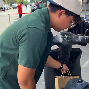 🔥 XE QUÁ NGON, LẠI ĐẸP🔥 ⚡ Đó là những cảm nhận từ các khách hàng tiên phong khi chính thức rước xe Quantum S về nhà. Dat Bike vẫn đang cấp tốc trên đường giao xe đến các Dat Bikers trên mọi nhà, mọi miền để lan tỏa hành trình phủ xanh Việt Nam. 🌱 Đừng quên nhanh tay đặt ngay Quantum S và sở hữu cho mình một "chiến mã" đúng chất xe ngon giá ngọt 👉 Quantum S. Đi 285km/lần sạc. Trả trước chỉ từ 7 triệu. Giá xe từ 34,9 triệu (bao gồm VAT, sạc và pin) Quantum S – vừa “chất”, vừa “xanh”, vừa “tươi