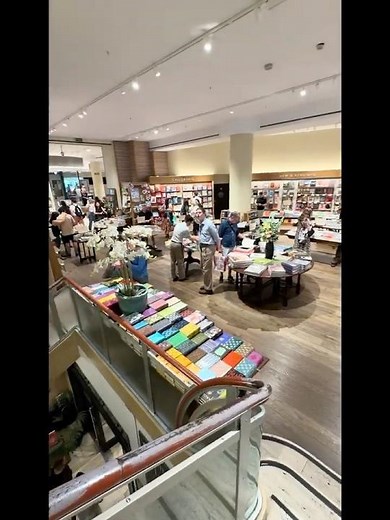Inside Europe's Largest Bookstore in London 📚 | Waterstones Piccadilly