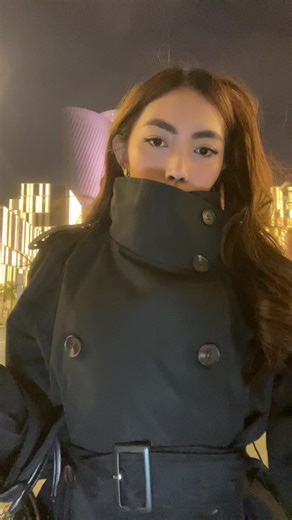 ‏trench coat buttoned to the top