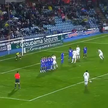 Peu importe l’angle, la distance ou la pression. Peu importe le défenseur en face ou le gardien dans les buts. Cristiano Ronaldo trouve toujours la solution. Un numéro 9 total : clinique, imprévisible, impitoyable. Cristiano n’est pas seulement un buteur, il est la référence absolue. L’adversaire des sceptiques, le cauchemar des défenses, et l’inspiration de toute une génération. Il a marqué environ 321 buts en 377 matchs lorsqu’il jouait comme avant-centre (‘numéro 9’). Hala Cristiano. Hala El