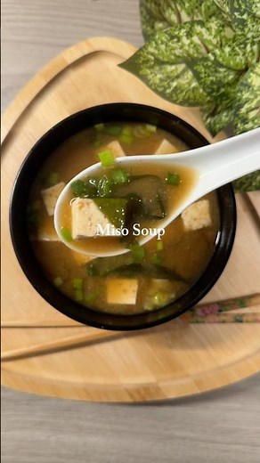 Miso Soup 🍲 - a comforting Japanese soup with savory miso, tofu, seaweed, and green onions.