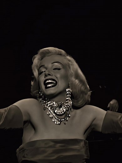 Marilyn Monroe: A Glimpse into Iconic Elegance