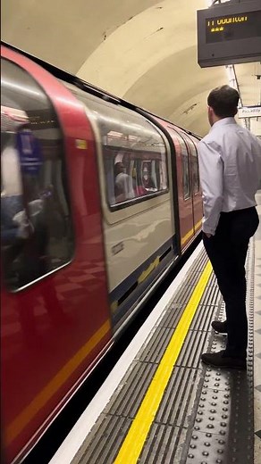 London Underground | Holborn Arrival