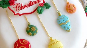 10K views · 28 reactions | Simple yet so striking this is one of our all time favourite Christmas moulds. Works great for chocolate too! | Katy Sue Cake Decorating | Facebook