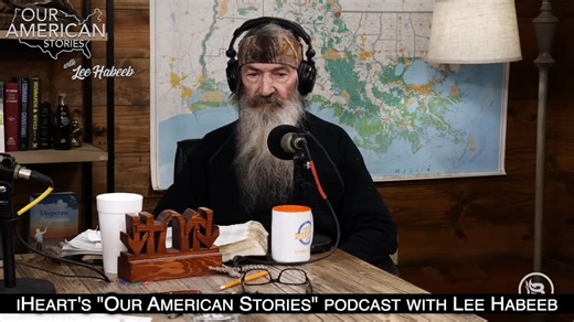 2.7M views · 79K reactions | "퐃퐮퐜퐤 퐃퐲퐧퐚퐬퐭퐲'퐬" 퐏퐡퐢퐥 퐑퐨퐛퐞퐫퐭퐬퐨퐧: "퐖퐡퐞퐧 퐈 퐃퐢퐞, 퐃퐨퐧'퐭 퐂퐫퐲!" (퐑퐈퐏) Duck Dynasty's Phil Robertson's second back surgery had him thinking about when he's no longer on this earth and he has one simple request when he dies: don't cry! | Our American Stories with Lee Habeeb | Facebook