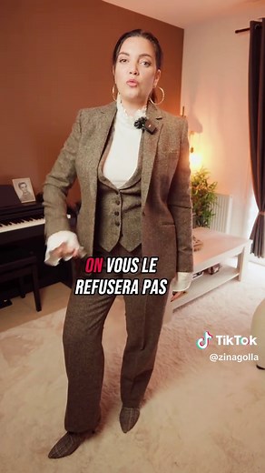 🇨🇵 TENUE PEAKY BLINDERS POUR FEMME Je vous montre comment porter le style iconique des Peaky Blinders, costume trois pièces, manteau long et bottines… mais dans un style féminin ! 🇬🇧 PEAKY BLINDERS OUTFIT FOR WOMEN I’m showing you how to wear the iconic Peaky Blinders style — three-piece suit, long coat, and boots… but with a feminine twist! #sartorial #peakyblinders #elegance #threepiece #oldmoney
