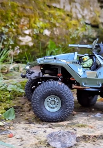 This one’s for all the Halo fans – wisco.crawler custom built a Warthog out of a SCX24 chassis and it is 1337! 😎 🤘 📽️: wisco.crawler | HobbyTown