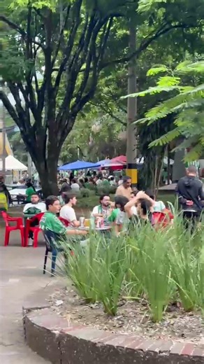El ambiente verdolaga en los alrededores del Atanasio...