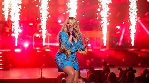 Country star’s wardrobe slip has social media in a frenzy