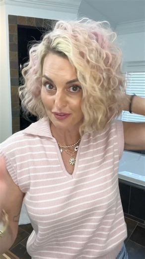 29K views · 377 reactions | Short Hair Waves 勺 with the Compact RovyWaver! ✨ Comment ROVY ✨ and details will be sent to your messages! This is the 1in. Who wants to see the two Rovy Waver’s compared side by side?!?! #shorthairbeachwaves #shorthairwaves#volumehair #hairstyletutorial | Who What Kare | Facebook