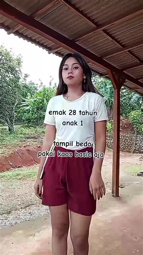 Pakai kaos basic aja udah bagus yang penting bisa mix and match #fashionwanita #ootdfashion