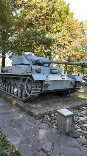 Jeden z dvoch zachovaných tankov Panzer IV Ausf. J na Slovensku, ktorý po povojnových úpravách slúžil v Československej armáde. Je zaujímavý tým že má celokovové zvárané podporné kladky pásu. ‎ ‎Panzer IV Ausf. J bola posledná vyrábaná verzia najrozšírenejšieho nemeckého tanku Panzer IV. Jeho zjednodušenie kvôli potrebe zrýchlenia výroby a šetrenia zdrojov bolo považované za krok späť oproti verzii Panzer IV Ausf. H. Z tanku Panzer IV Ausf. J bol odstránený elektrický generátor a elektromotor, k