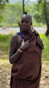 Surma women are known for their body and face painting, created with clay, chalk, and natural pigments. They decorate their bodies with flowers, leaves, seeds, and branches, creating ephemeral compositions that change daily. Their aesthetic highlights harmony with nature, originality, and the strength of each woman. Many young women also wear lip plates, a traditional symbol of maturity and prestige within the community. #fblifestyletyle #inspirationofafrica | Quim Fàbregas - Fotografía y Viajes