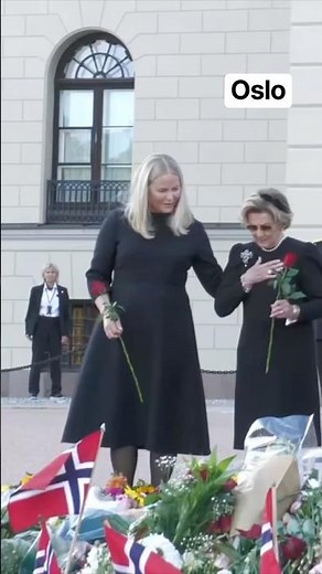 🇳🇴 Emotional Moment: Norwegian Royal Family Lays Flowers at the Palace 🖤 #norway #royalfamily