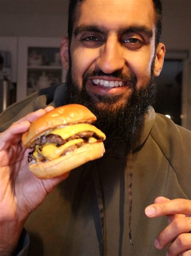 Replying to @1msolo how many calories and protein are in this burger? 💪 @The Golden Balance 👨‍🍳 #weightgain #bulking #smashburger