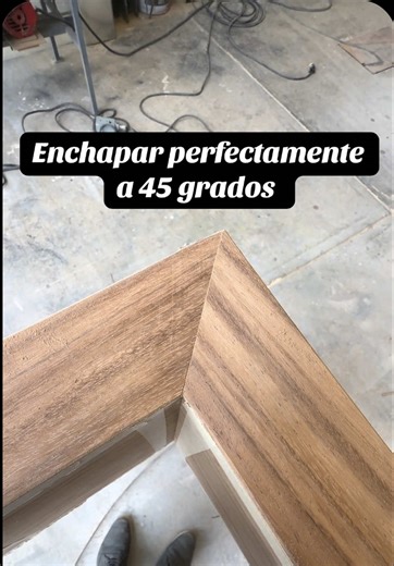Enchapado de parota corte 45 grados, excelente unión casi perfecta #chapa #carpinteria #asmr #tallerdecarpinteria #carpinteriafacil