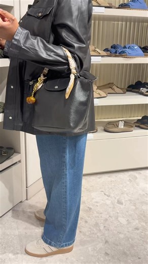 ✨She’s Vintage. She’s Small. She’s Longchamp. #bag #longchamp #vintagebag #timelessstyle