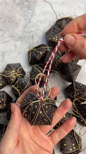 Rosie Lavis | The Wild Print Studio on Instagram: "Make chocolate ornament holders for the tree with me! 🥰🎄 Gifted these absolutely beautiful Christmas chocolates by the wonderful @chococochocolates works of art in themselves 🩵 #christmas #treedecorations #treedecor #christmaschocolate #treechocolates #choc #chocolatecollaboration #chocolatelover #print #printmaking #linocut #printmakers #printmakingstudio #printmakersofinstagram #handprinted #linoprint #printmakingart #linogravure #printmake