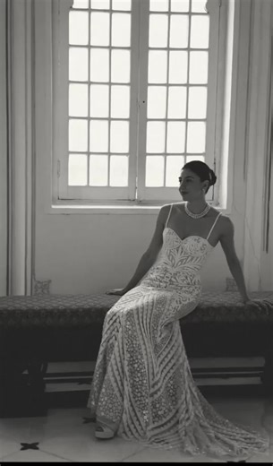 Our stunning bride Sara in @naeemkhanbride 🤍 An embroidered gown detailed with pearl sequins, paired with a custom veil, effortless, modern, and unforgettable. #jinwangbride