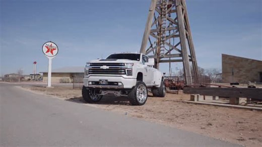 La troca doble rodado más ancha, más blanca y más chingona de todo Texas se pasea hasta Utah robando miradas. The widest, cleanest, baddest white dually in all of Texas is cruising all the way to Utah turning heads everywhere it goes. @elpatas_95 2022 Chevy High Country 3500 dually is sitting tall on an 8” McGaughys lift, giving it an aggressive, commanding stance. It’s rolling on 26” JTX wheels, fully color matched and powder coated to keep everything clean and cohesive. Powered by the L5P Dura