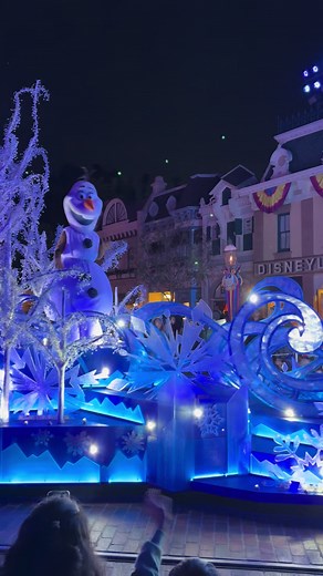 Olaf's Fun Moments at Disneyland
