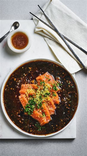 Laks crudo med brunet smør! Trykk lagre og prøv oppskriften selv. Følg for flere enkle og gode oppskrifter! 200 g laks, loin 2 ss soyasaus 1 ss riseddik 1 ss sitronsaft 1 ss sukker 2 stk sjalottløk 1 ss brunet smør 0.5 stk sitron Flaksalt Skjær laksen i tynne, jevne skiver med en skarp kniv og legg dem flatt utover et stort fat eller tallerkener. Sett kjølig mens du forbereder resten. Finhakk sjalottløken. Bland soyasaus, riseddik, sitronsaft og sukker til sukkeret er helt oppløst. Vend inn sjal