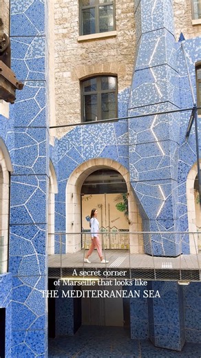 🟦 It is the courtyard in Marseille known as “Cour Bleue” #lesdocks