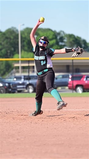 🥎✨Softball Sensation: Mesmerizing Pitch in Slow-Mo!