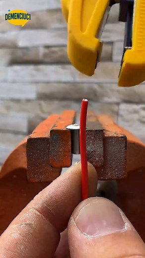 102K views · 25 reactions | Wire Fixing Hack So Good #viralhacks #QuickWireFix #ElectricianTips #LifeHack | Demenciuc1 | Facebook